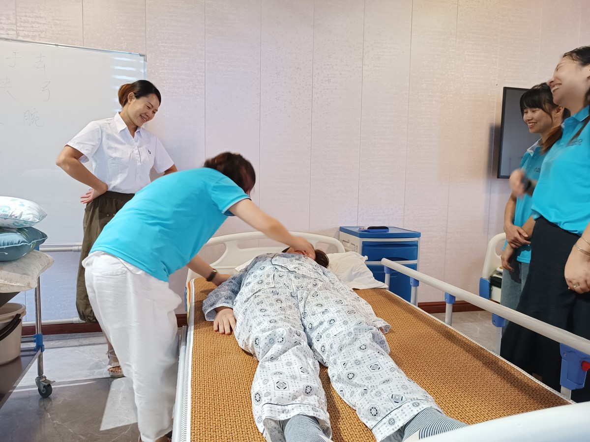 技能提升：一位家庭烹饪专家的广东省佛山南海区养老院养老护理师学习技巧经历！
