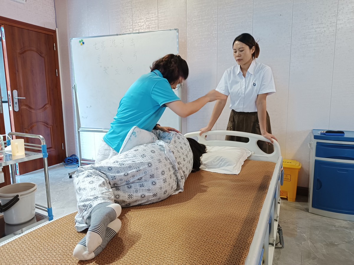 转型成功：一位酒店前台的佛山市养老护理师学习培训推荐案例！
